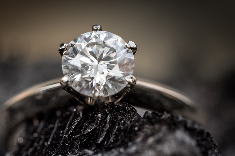 Kim cương được xem là một vật huyền bí tượng trưng cho sức mạnh, quyền lực, sang trọng