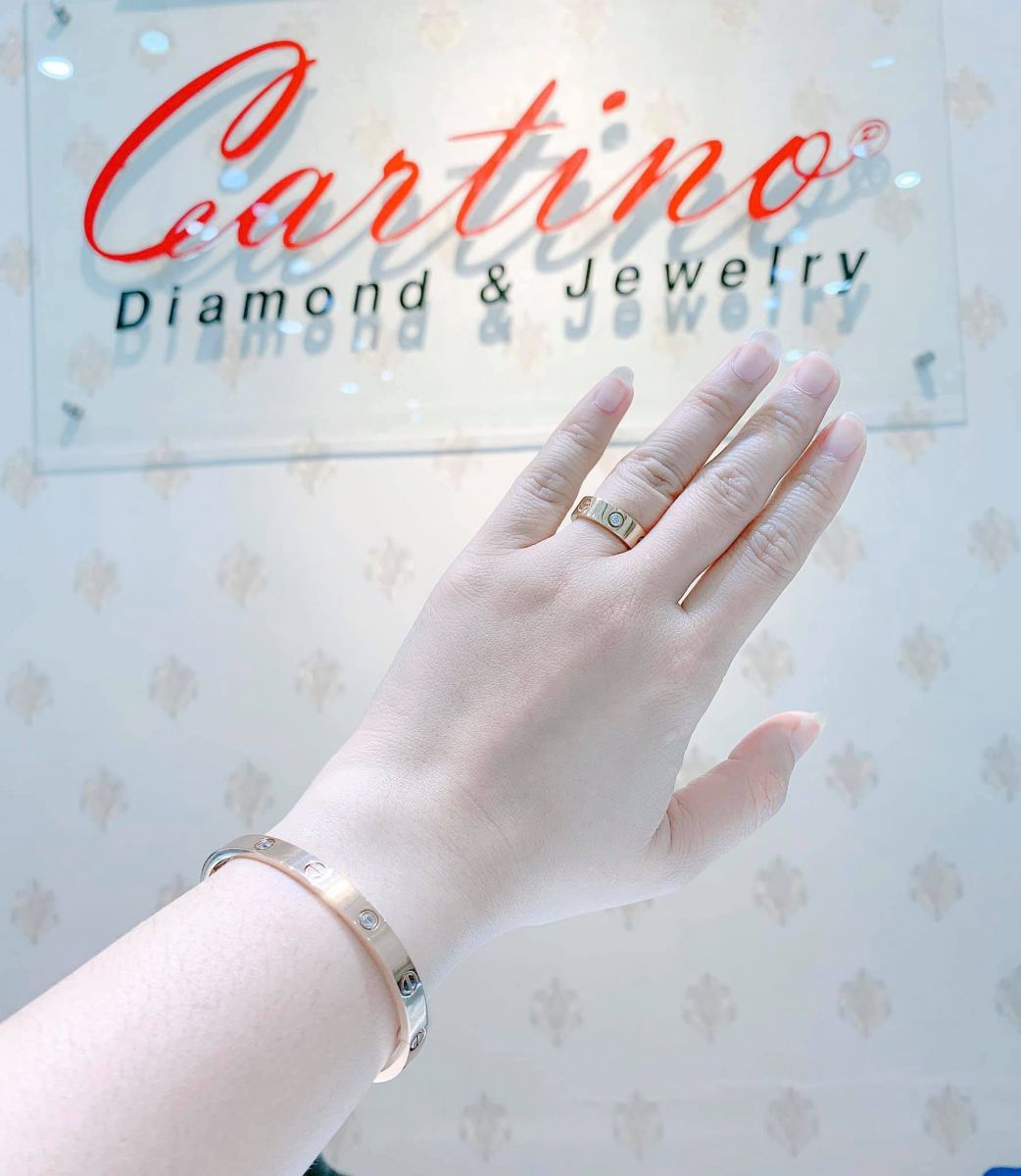 Khách hàng mua vòng tay tại Cartino